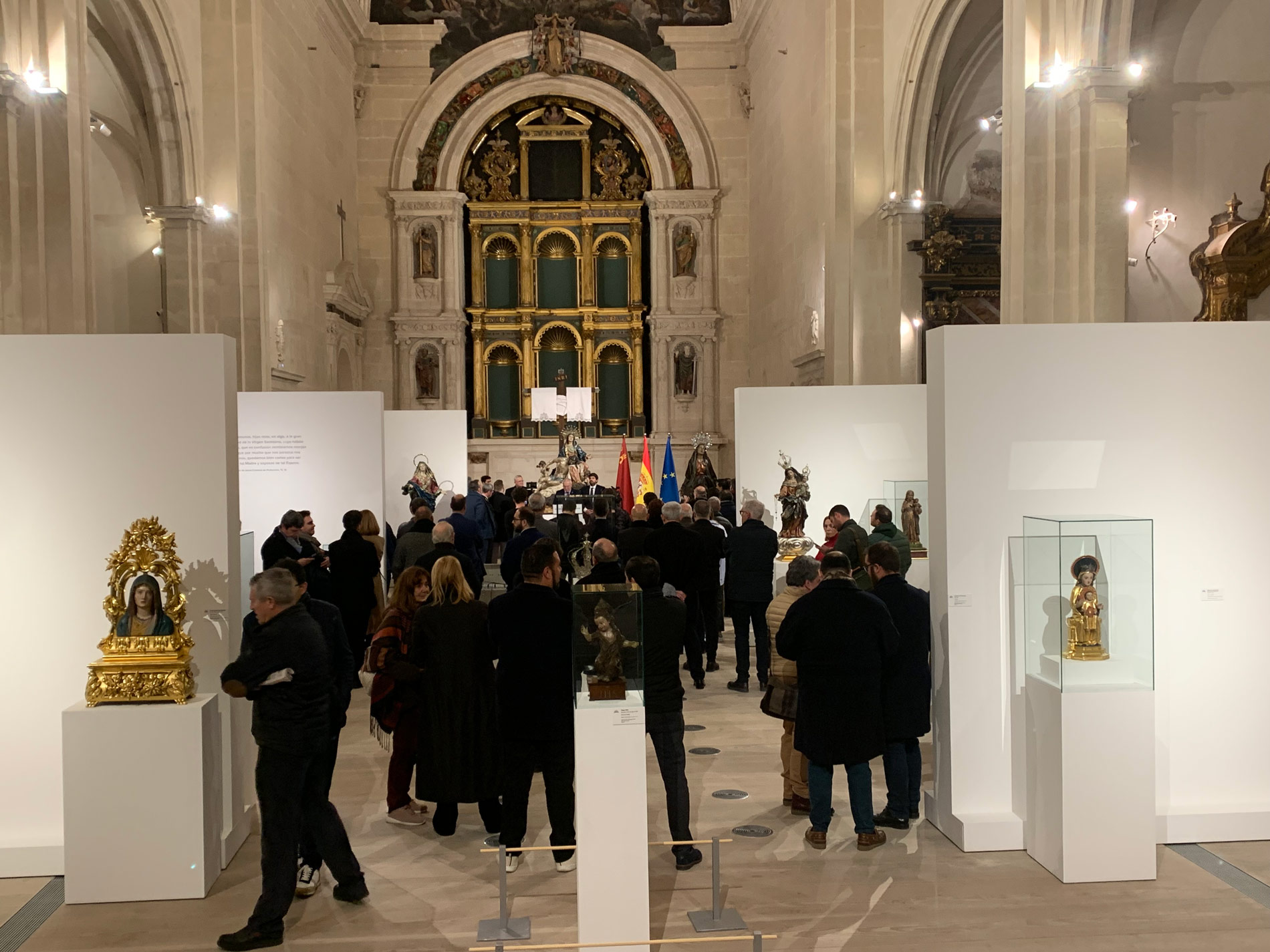 Muros y vitrinas para alquiler en exposiciones
